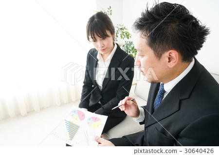 商界人士在辦公室交換意見 30640426
