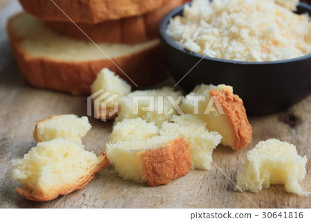 bread crumbs 30641816