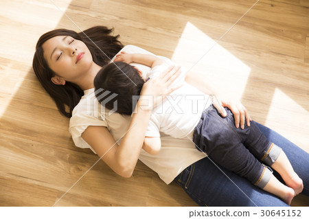 Mother sleeping baby 30645152