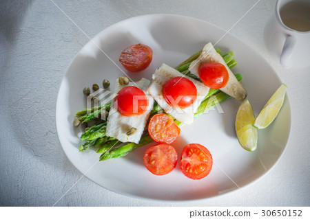 Mackerel fillets with asparagus 30650152