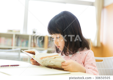Reading elementary school student 30650505