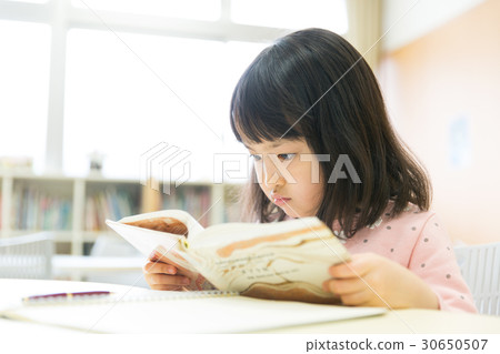 Reading elementary school student 30650507