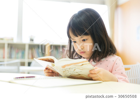 Reading elementary school student 30650508