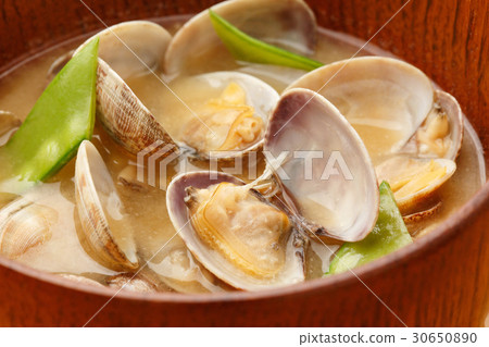 Clam miso soup 30650890