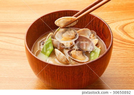 Clam miso soup 30650892