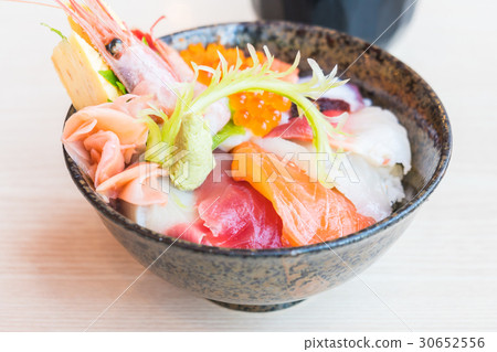 Japanese rice bowl with sashimi seafood on top Japanese rice bowl with sashimi seafood on top 30652556