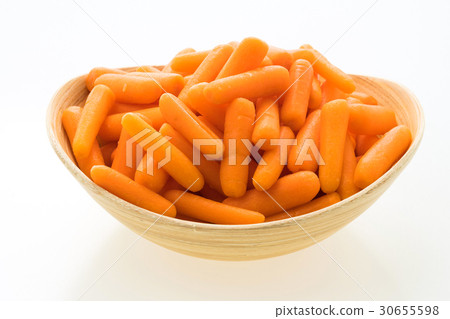 Baby carrot in wooden bowl 30655598