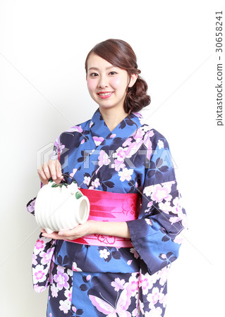 Young women in yukata with swine mosquitoes 30658241