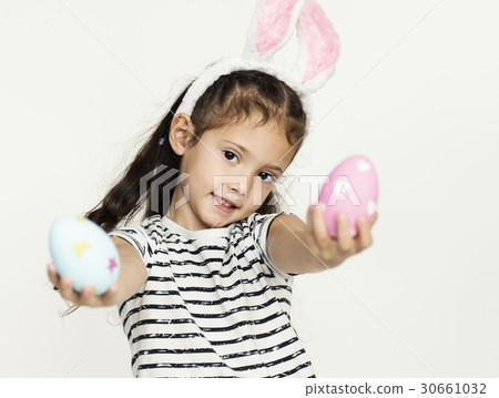 A girl put a pink rabbit ears on her head. 30661032