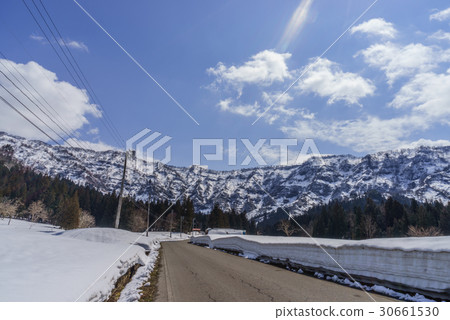 Minamiuonuma市風景在早期的春天 30661530