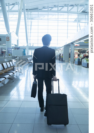 移動在機場裡面的一個手提箱的商人 30661801