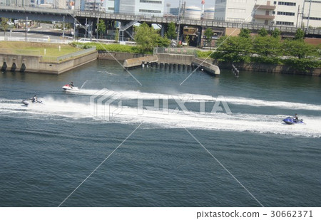 在Keihin運河的水摩托車 30662371