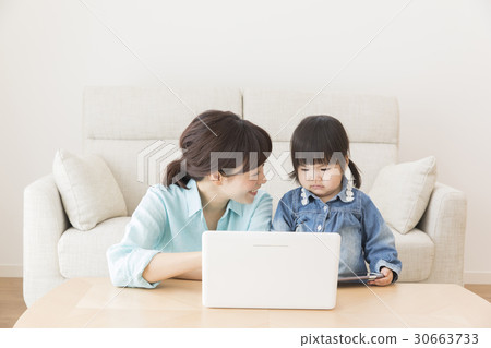 Mother and girls watching personal computers 30663733