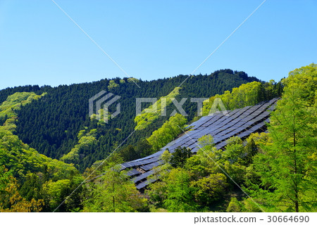 使用斜坡的太陽能發電新鮮的綠色和藍天山c中長焦 30664690