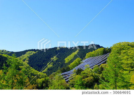 使用斜坡的太陽能發電新鮮的綠色和藍天之間的山脈d標準視角 30664691