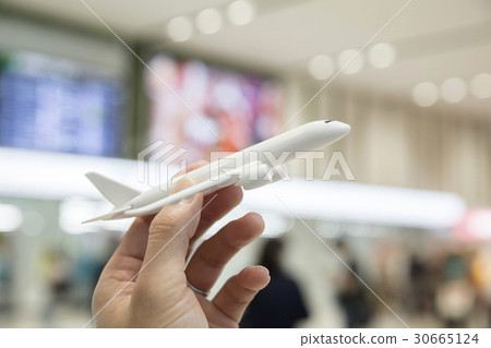 與飛機模型的男性手旅行的圖像在機場 30665124