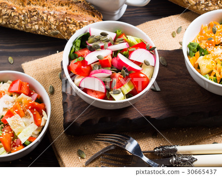 Colorful vegetable salad bowl Colorful vegetable salad bowl 30665437