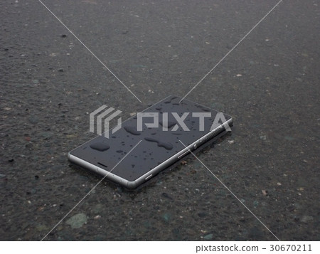 Smartphone wet in the rain 30670211