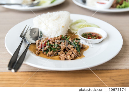 Rice topped with stir-fried pork and basil 30673174