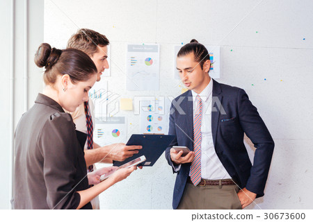businessmen discussing project meeting present businessmen discussing project meeting present 30673600
