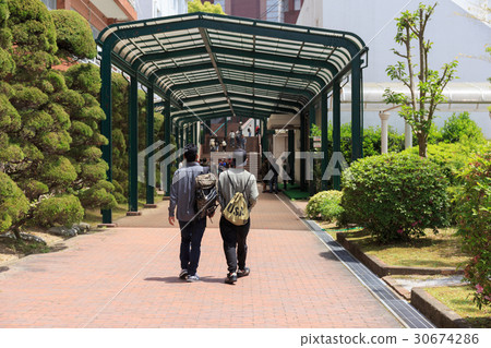 Campus life students walking in the school photography cooperation: Japan Economics University Campus life students walking in the school photography cooperation: Japan Economics University 30674286