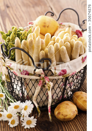 asparagus in basket 30674876
