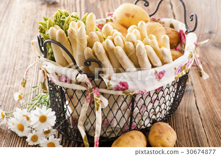 asparagus with potato 30674877