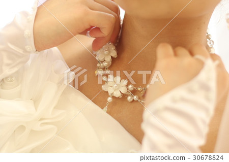 A bride wearing a necklace 30678824