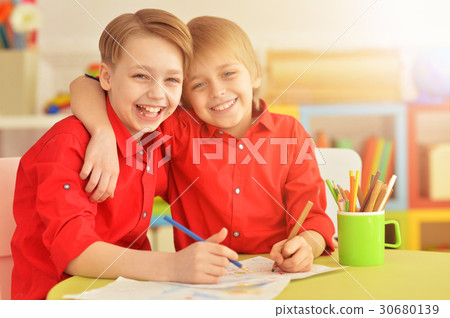 Two brothers draws with pencils 30680139