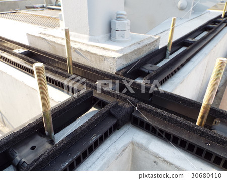 包裝放在木屋的基礎上，在地板下通風 30680410