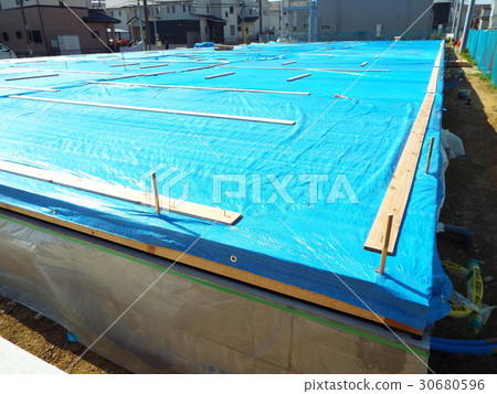 在建造膠合板地板後，下雨是必不可少的 30680596