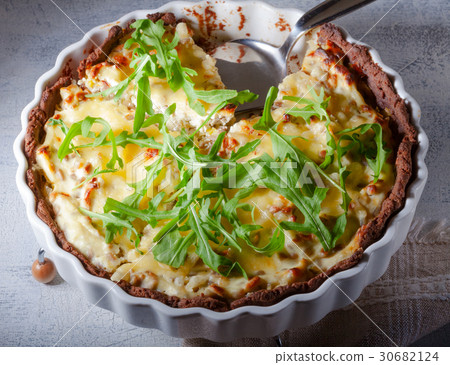 Cheese and vegetable quiche 30682124