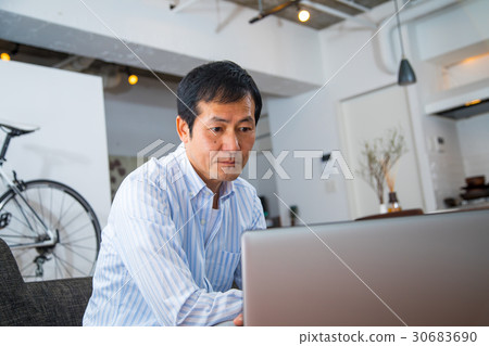 Looking at a middle-aged man middle-aged middle-aged and short-dressed men casual clothing men's guys 30683690