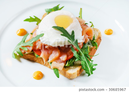 toast with egg and salmon 30685967