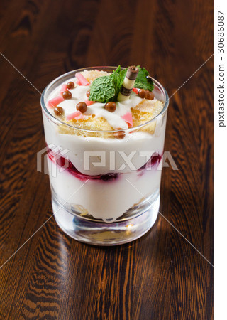 berry dessert 30686087