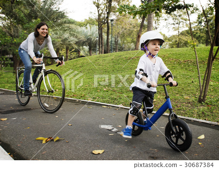 Family Bicycling Holiday Weekend Activity 30687384