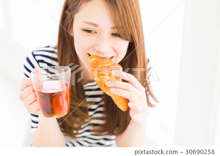 Women who eat Women who eat 30690258