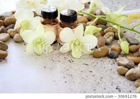 芳香油和白色蘭花花 芳香油和白色蘭花花 30691276