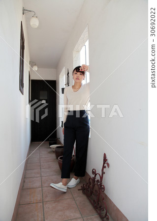 Young lady's portrait casual style 30692022