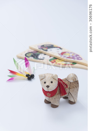 A doll and a battledore 30696176