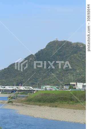 從Nagara河看見的岐阜城堡 從Nagara河看見的岐阜城堡 30698644