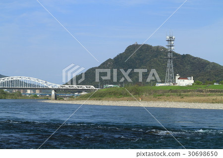 從Nagara河看見的岐阜城堡 從Nagara河看見的岐阜城堡 30698650