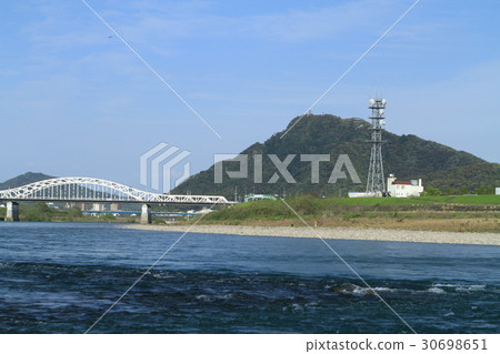 從Nagara河看見的岐阜城堡 從Nagara河看見的岐阜城堡 30698651