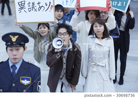 人群做演示活動 人群做演示活動 30698736