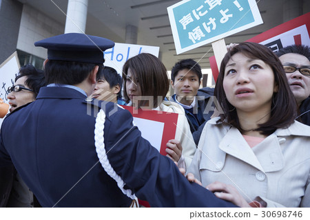 人群做演示活動 人群做演示活動 30698746