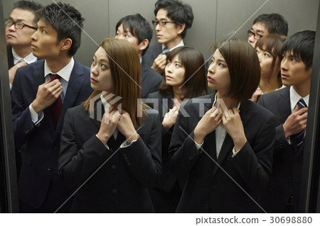 穿西裝的人 30698880