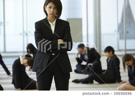 A woman who overcomes the waves of society 30698896