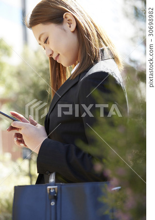 戶外的女商人 30698982