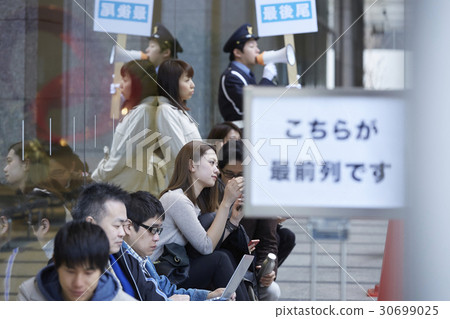 People to queue up 30699025