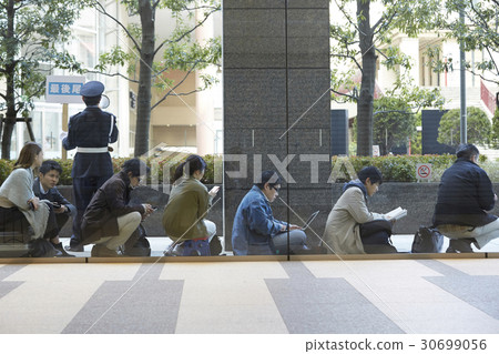 People to queue up 30699056